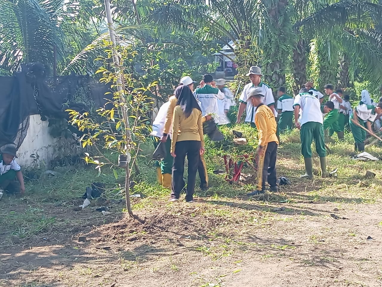 SMKN 4 Tebing Tinggi - Kegiatan Sanitasi Lahan dan Gotong Royong Lingkungan Sekolah